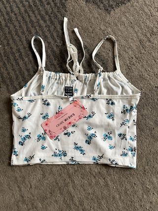 Top blanco de flores