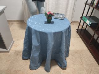 Mesa camilla pequeña con su falda azul
