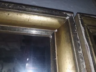 Marco antiguo tallado. Color oro pan. Con espejo.