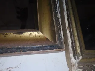 Marco antiguo tallado. Color oro pan. Con espejo.