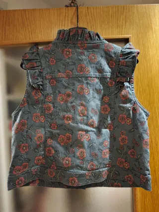 Chaleco floral GOCCO a estrenar