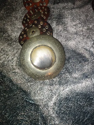 Cinturón de cuero con hebilla dorada