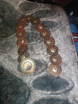 Cinturón de cuero con hebilla dorada