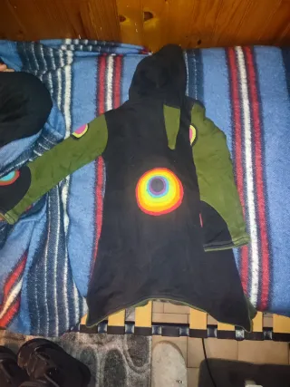 Sudadera con gorrito en punta