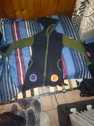 Sudadera con gorrito en punta