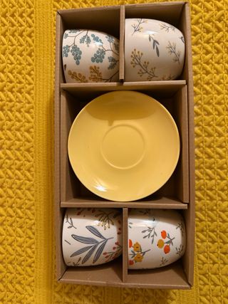 Tazze nuove con piattini abbinati per tee