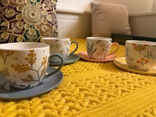 Tazze nuove con piattini abbinati per tee