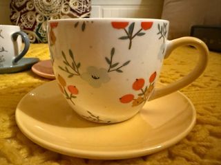 Tazze nuove con piattini abbinati per tee