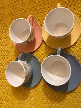 Tazze nuove con piattini abbinati per tee