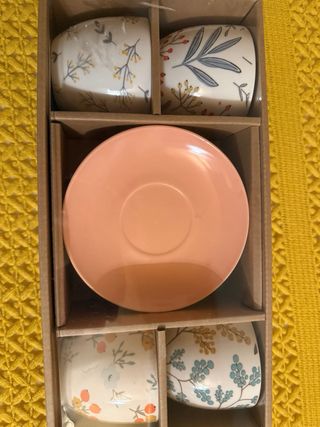 Tazze nuove con piattini abbinati per tee