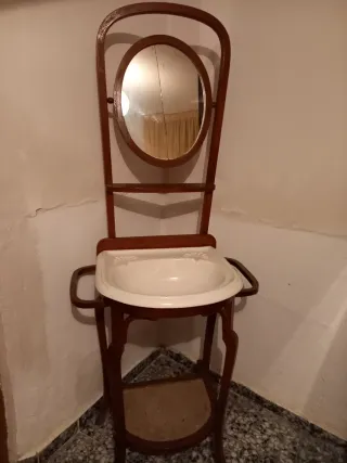 Tocador antiguo con espejo y lavabo