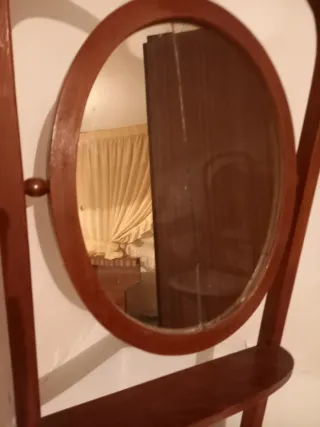 Tocador antiguo con espejo y lavabo