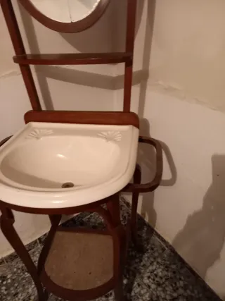 Tocador antiguo con espejo y lavabo