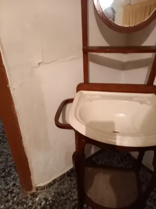 Tocador antiguo con espejo y lavabo