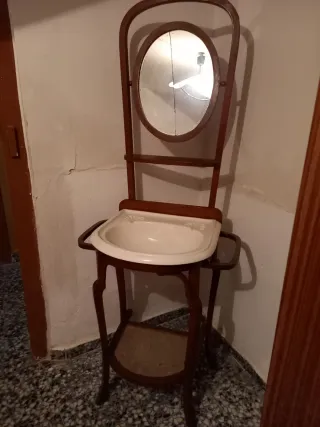 Tocador antiguo con espejo y lavabo