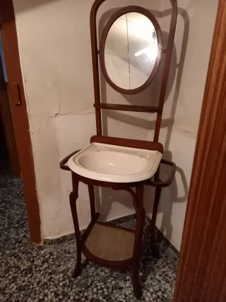 Tocador antiguo con espejo y lavabo