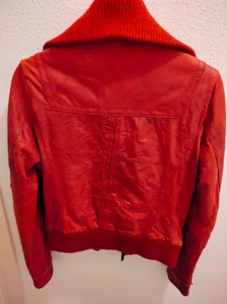 Chaqueta de piel ovina roja Stradivarius