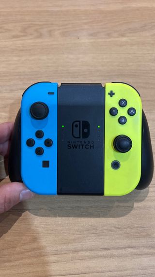 Nintendo Switch Azul y Amarillo + juego