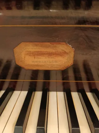 Piano de cola antiguo