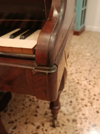 Piano de cola antiguo