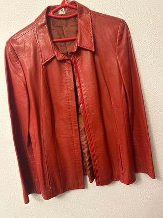 Americana de cuero Roja