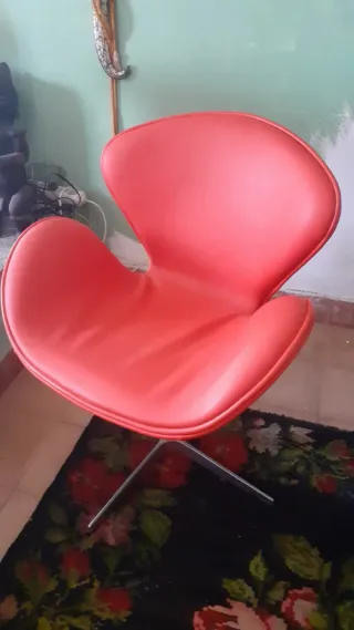 2 Sillas Swan inspiradas por Arne Jacobson