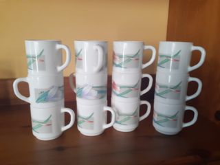 12 tazas Arcopal apilables.