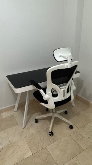 Conjunto de mesa escritorio con altavoz y silla