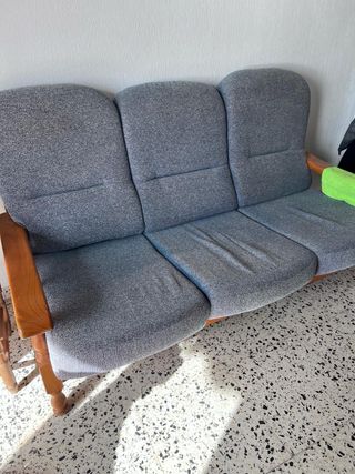 Sofa tres plazas de madera y tela