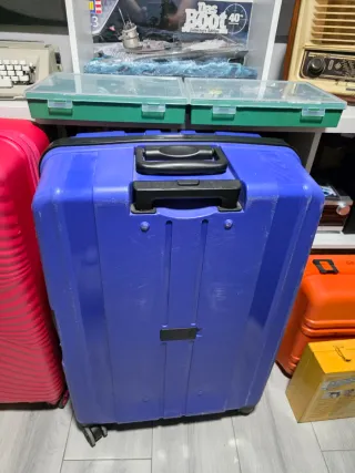 Se venden dos maletas tamaño grande de 80 litros