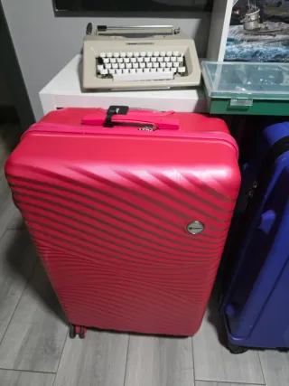 Se venden dos maletas tamaño grande de 80 litros