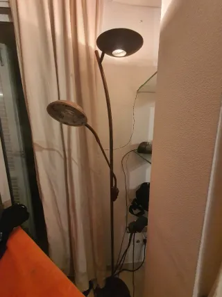 Lámpara de pie moderna dorada con brazo de lectura