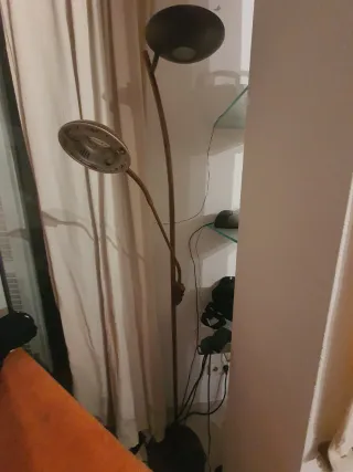 Lámpara de pie moderna dorada con brazo de lectura