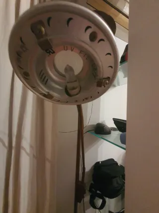 Lámpara de pie moderna dorada con brazo de lectura