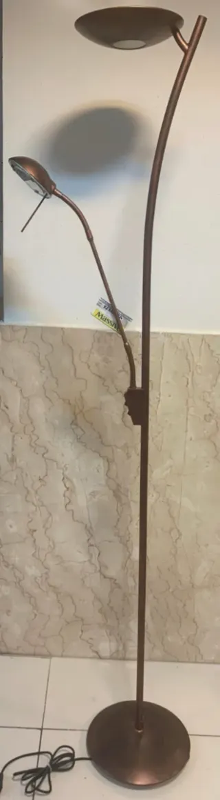 Lámpara de pie moderna dorada con brazo de lectura