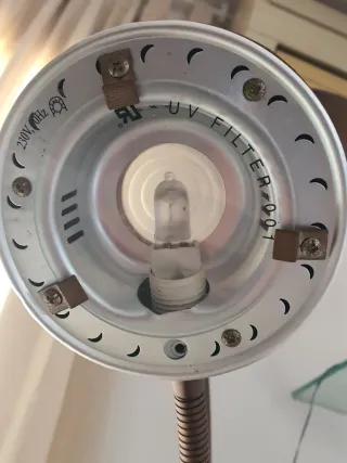 Lámpara de pie moderna dorada con brazo de lectura