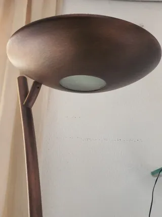 Lámpara de pie moderna dorada con brazo de lectura