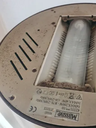 Lámpara de pie moderna dorada con brazo de lectura