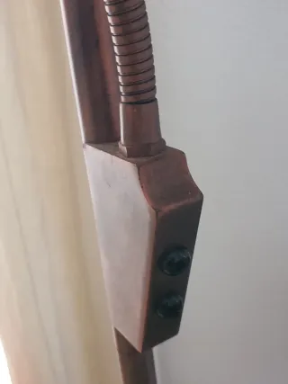 Lámpara de pie moderna dorada con brazo de lectura