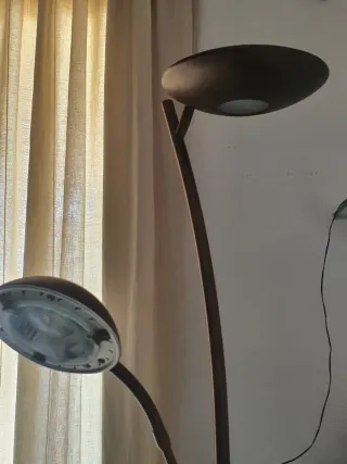 Lámpara de pie moderna dorada con brazo de lectura