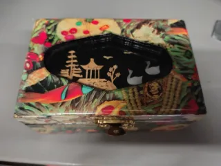 Cajita joyero china con vitrina