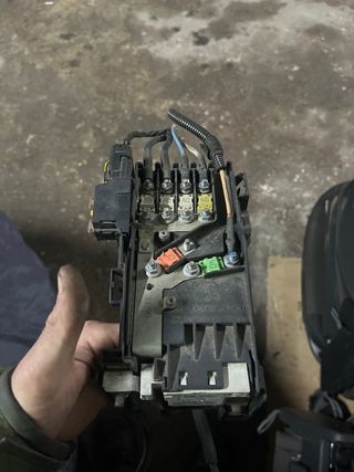 Portafusibles de bateria Peugeot 308 1.6 hdi 2012