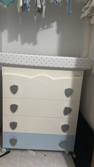 Se vende Comoda de bebe marca micuna