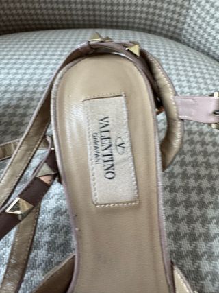 Zapatos negro de charol de tacon de Valentino