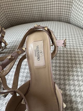 Zapatos negro de charol de tacon de Valentino