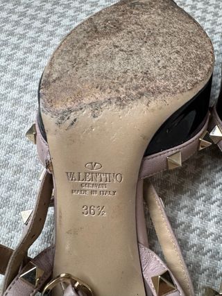 Zapatos negro de charol de tacon de Valentino