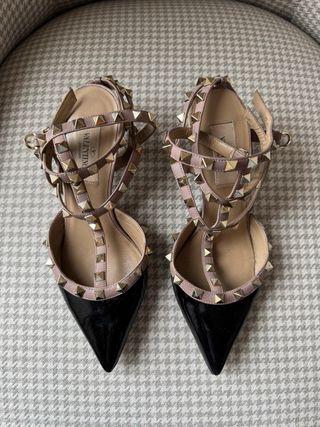 Zapatos negro de charol de tacon de Valentino