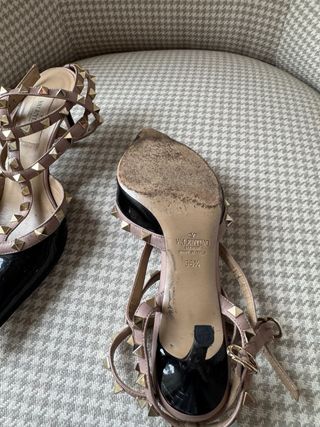 Zapatos negro de charol de tacon de Valentino