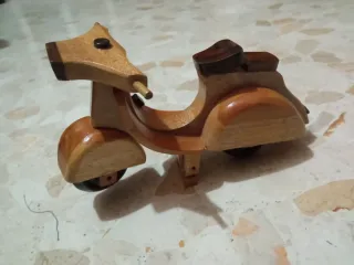 Moto de artesanía de madera decorativa o para jueg
