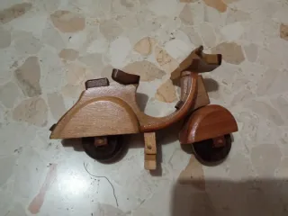 Moto de artesanía de madera decorativa o para jueg